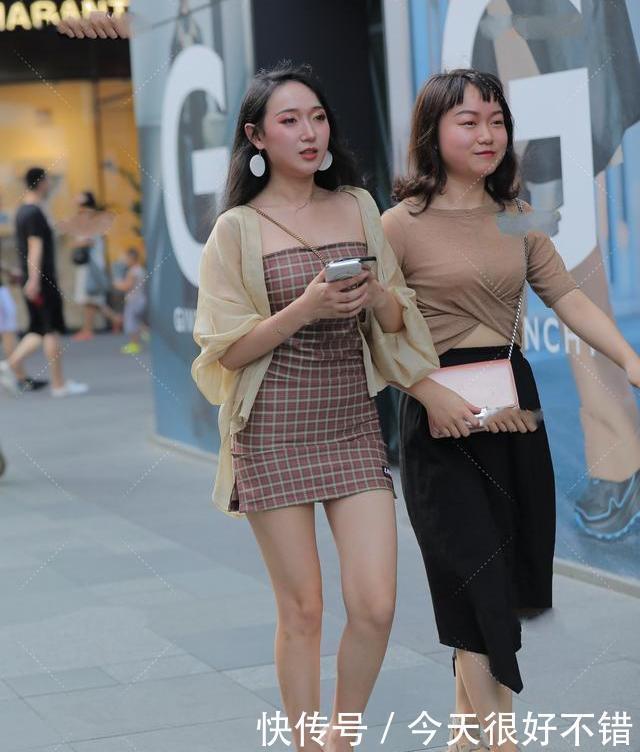 时尚界|淡黄慵懒雪纺毛衣，搭配格子裙，性感可爱时尚俏皮