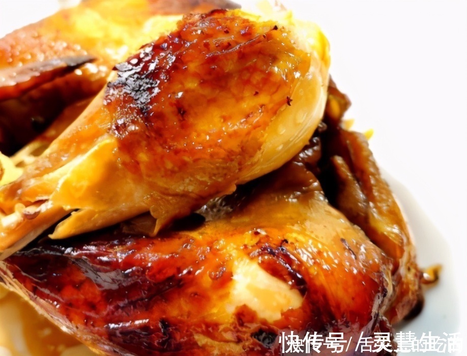 整只鸡丢电饭锅里，不放油不加水，出锅香味四溢还流油，比烤鸡香