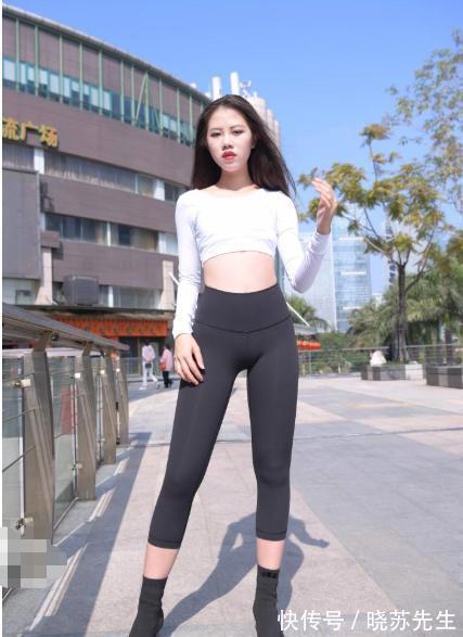 高跟鞋 宽领脐衬衫搭配弹性瑜伽裤,清纯可爱,美丽高雅
