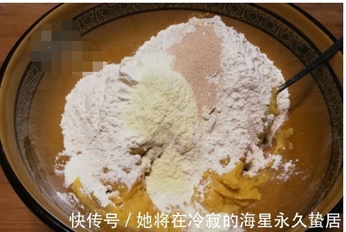 面团|红薯独特做法,加一个鸡蛋,不用烤箱,女儿说比买的面包还好吃