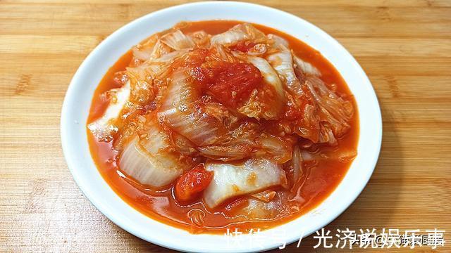 白菜|大白菜别再炖着吃,不用一滴水,加2西红柿,炒出来好吃特下饭