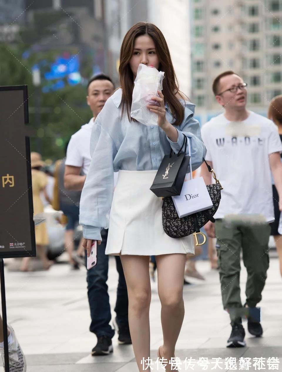 衬衫|“90后辣妈”，蓝色雪纺+白色短裙，甜美可爱中带着一点复古气息