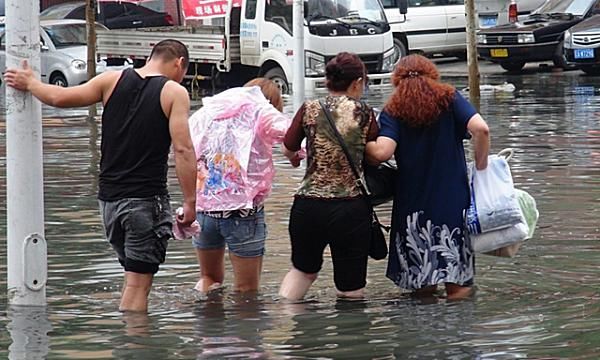 冒雨|妈妈冒雨接孩子放学，当镜头转向孩子时，网友哽咽：为母则刚。