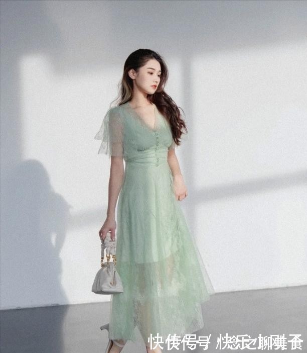 女人味|穿裙子别总配高跟鞋,今夏流行“裙子+低跟鞋”,舒适时髦又气质