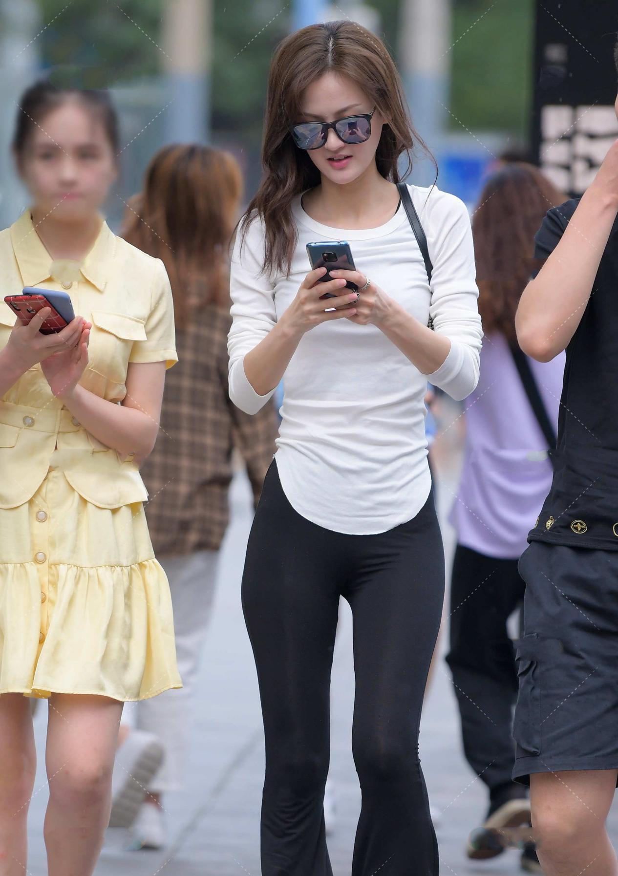 白色长T恤搭配喇叭裤，青春时尚感十足