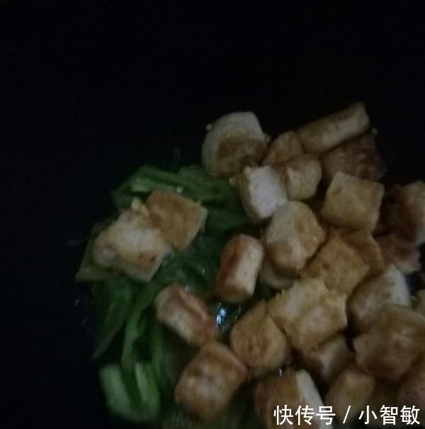 豆腐不要直接下锅炸,加上2个鸡蛋,比吃肉还香,吃完上瘾还想吃