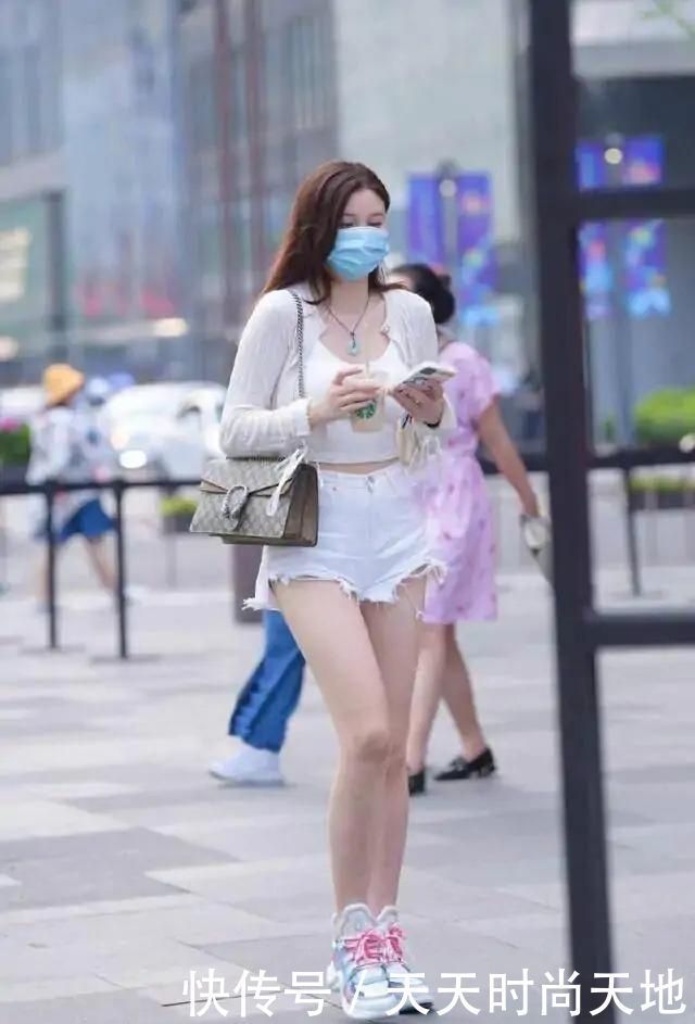 夏季|短裤搭配“高腰袜”时髦又减龄颠覆以往穿搭组合!