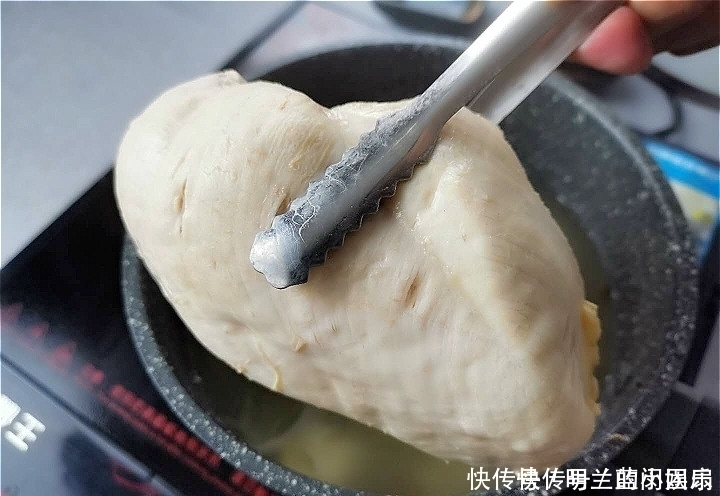 煮熟|做凉面,煮熟后万不可过凉大厨教你新做法,面条更筋道,有嚼劲