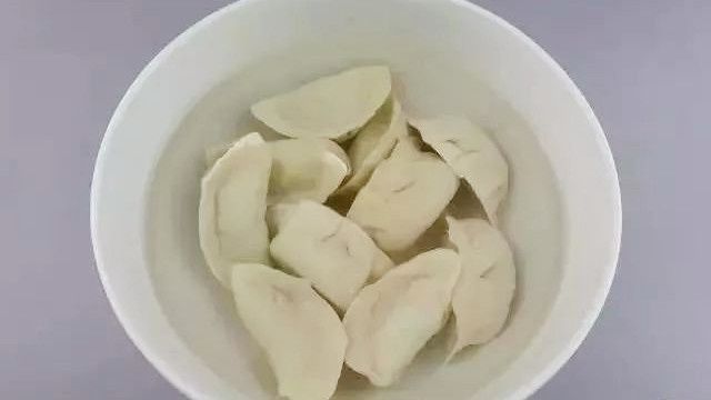 粘连|煮冻饺子,最忌直接下锅煮大厨教你1招,不粘连不开裂,特好吃