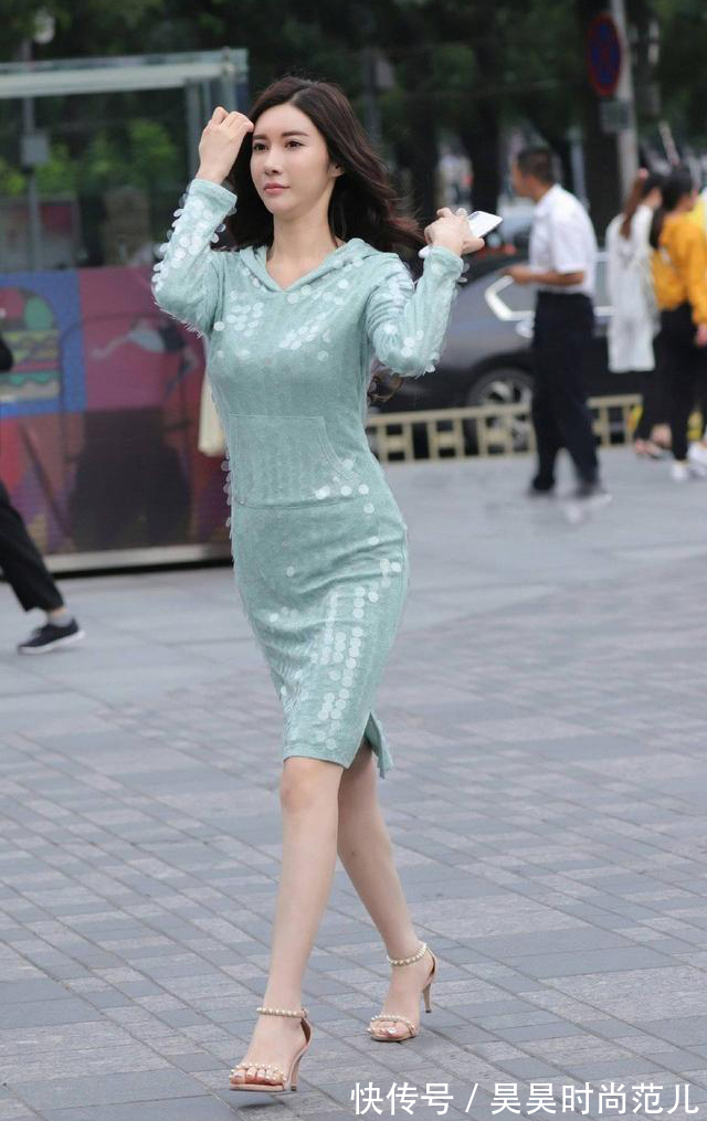 亮片连衣裙|夏末初秋的优雅穿搭,漂亮的亮片连衣裙搭配珍珠高跟鞋,简单时尚