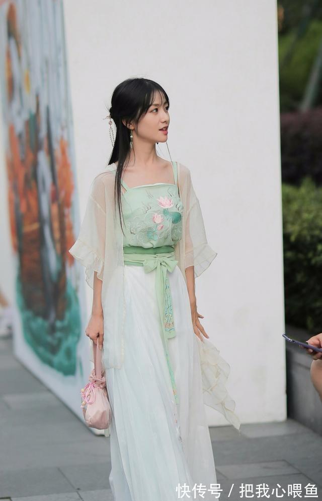 法式|一件连衣裙折射出与众不同的个性,让造型气场翻倍,让你帅气