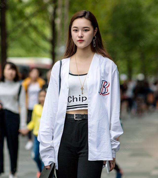 小姐姐|街拍牛仔裤看上去很有青春活力的感觉，穿上身让你时尚更有范