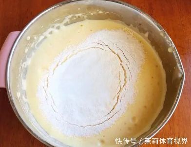 别再用电饭煲做蛋糕了,试试不锈钢盆蒸蛋糕,不分蛋,成功率更高