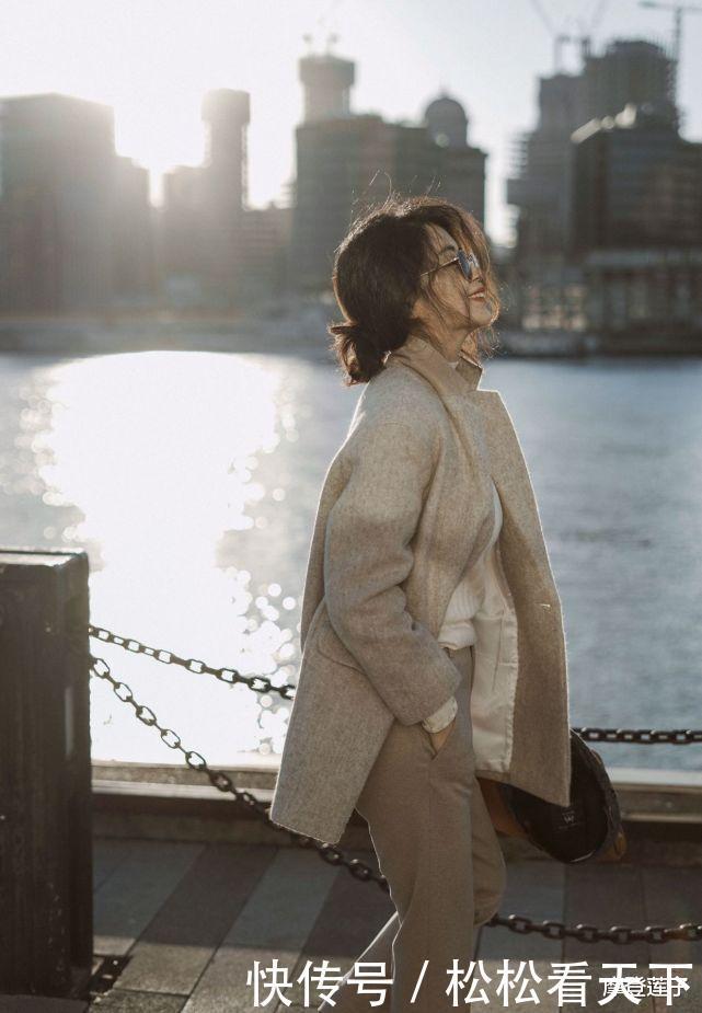 时尚|跟着时尚博主学穿搭,毛茸茸的卡其色外套配白裤,温柔简约又时尚