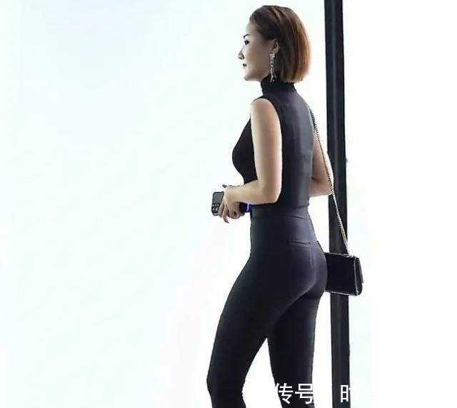 T恤 无袖黑色T恤,搭配同色修身阔腿裤,尽显出青春靓丽的风采