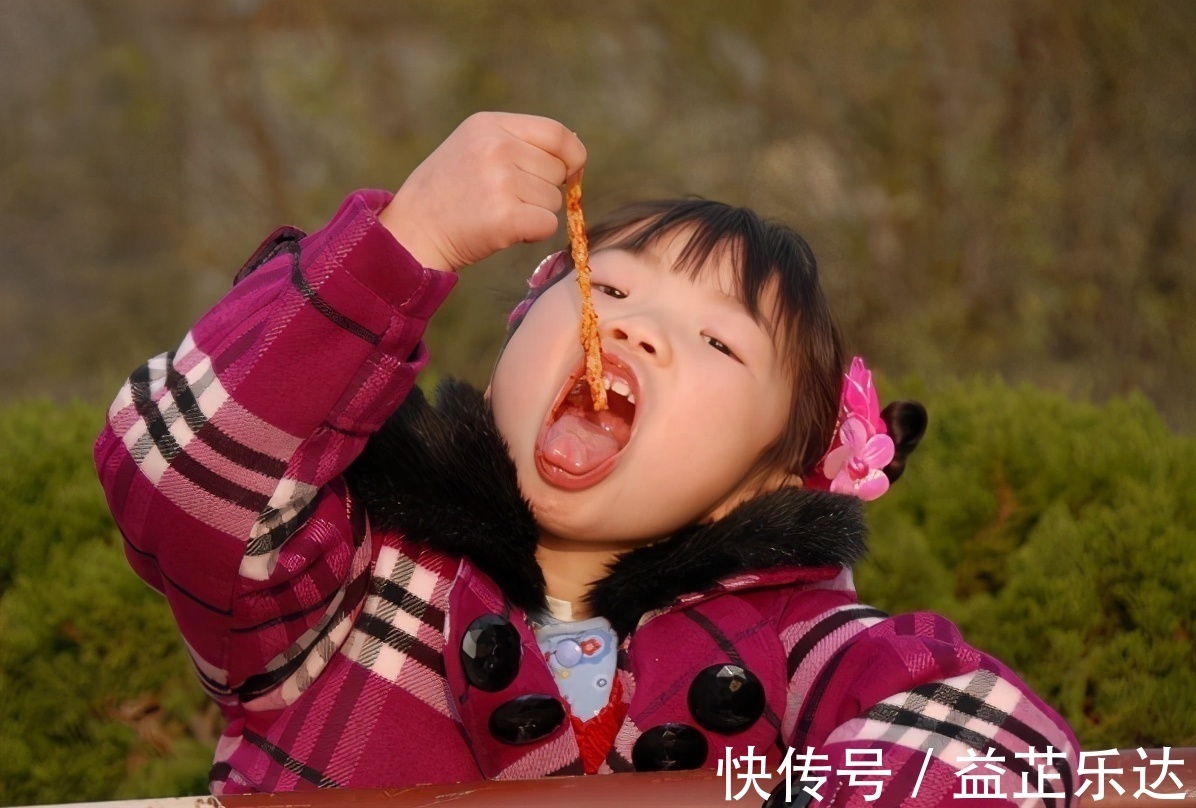 父母|小学生去派出所写作业火了，享专人一对一辅导，还成功蹭光一顿饭