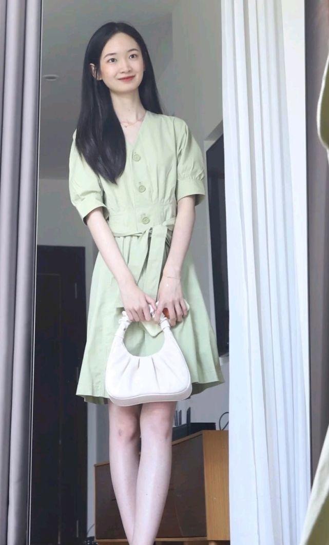 半截裤|只要穿对了，简约的穿搭风格也很撩人，既时髦又有气质