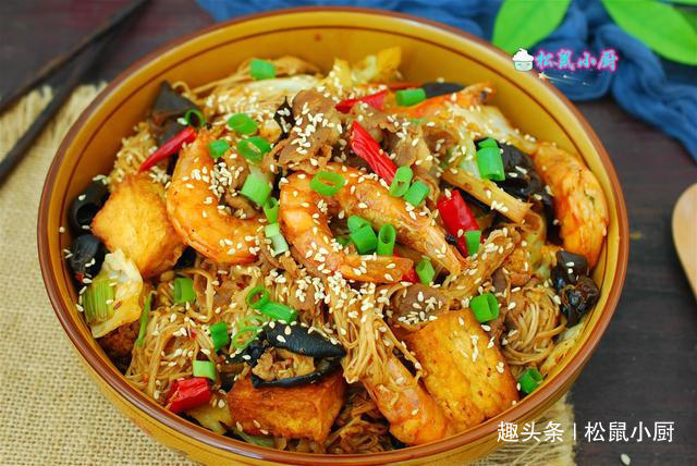 麻辣香锅别去饭店吃，自己做少油少盐又省钱，学会了你也能当大厨