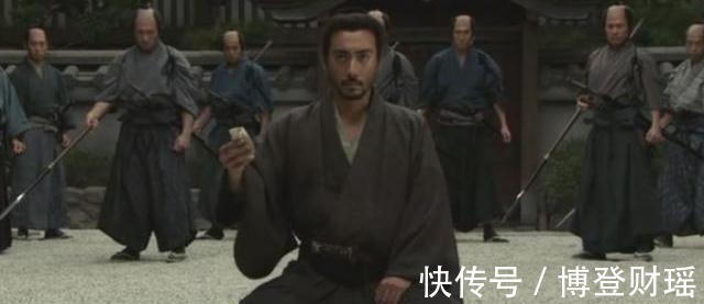 裕仁天皇|日本武士切腹时，为什么要准备一把扇子？武士：没有扇子我切个鬼