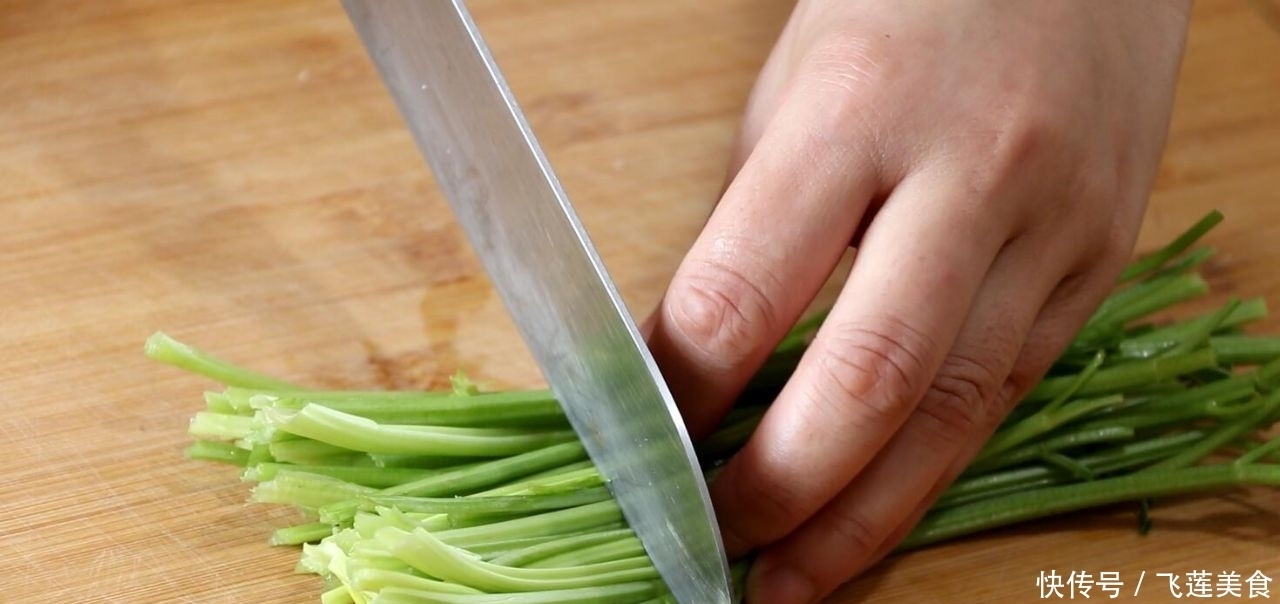 凉拌鸡胗别直接焯水,先卤后拌更入味,脆嫩爽口,下饭又下酒