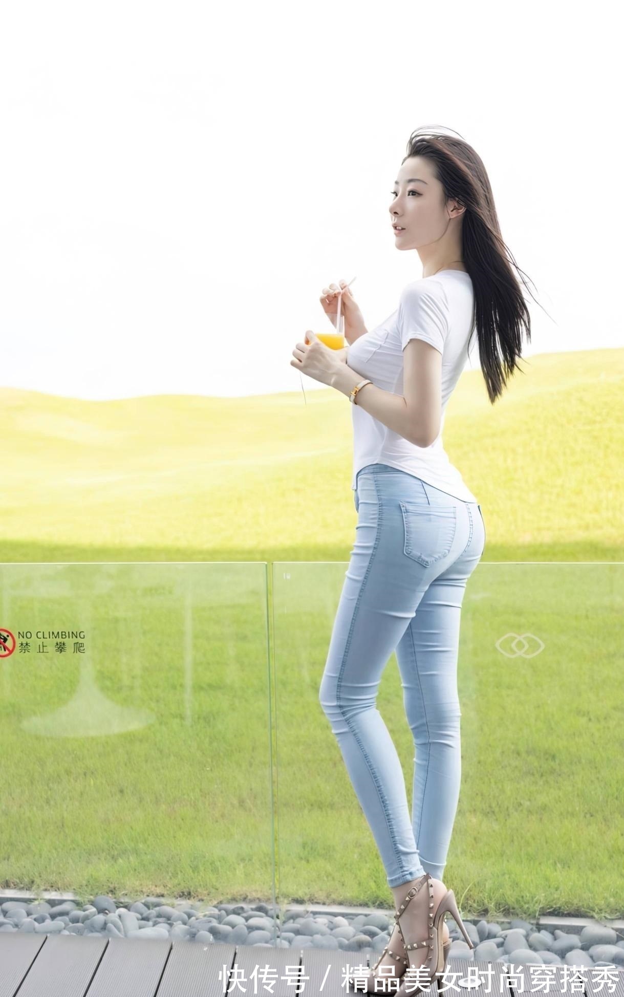 优雅 水洗白的牛仔裤干净利落,修身的款式更加的显身材,尽显优雅气质