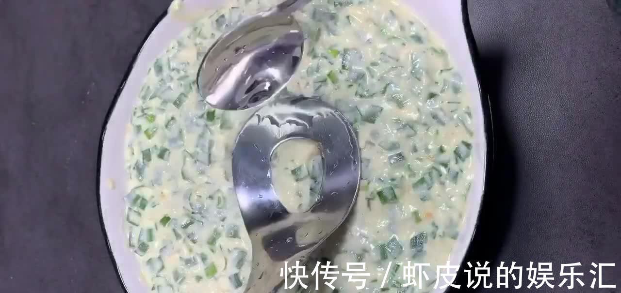 韭菜丸子的做法，酥脆咸香颜色诱人，1口1个超级过瘾