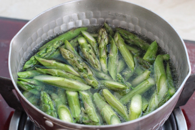 减肥期|水煮鸡胸食同嚼蜡,搭配芦笋一起炒,脆嫩低脂营养均衡,好吃不胖