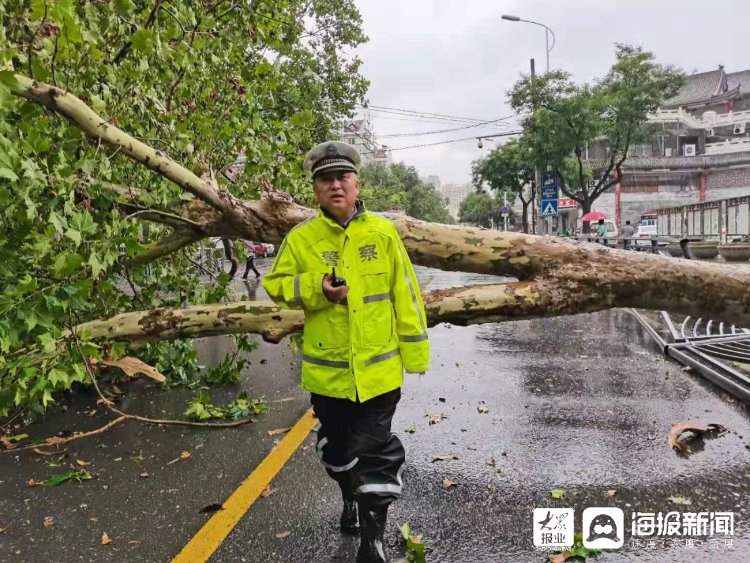 台东|全力以赴迎战台风“烟花” 青岛交警冒雨执勤保通畅