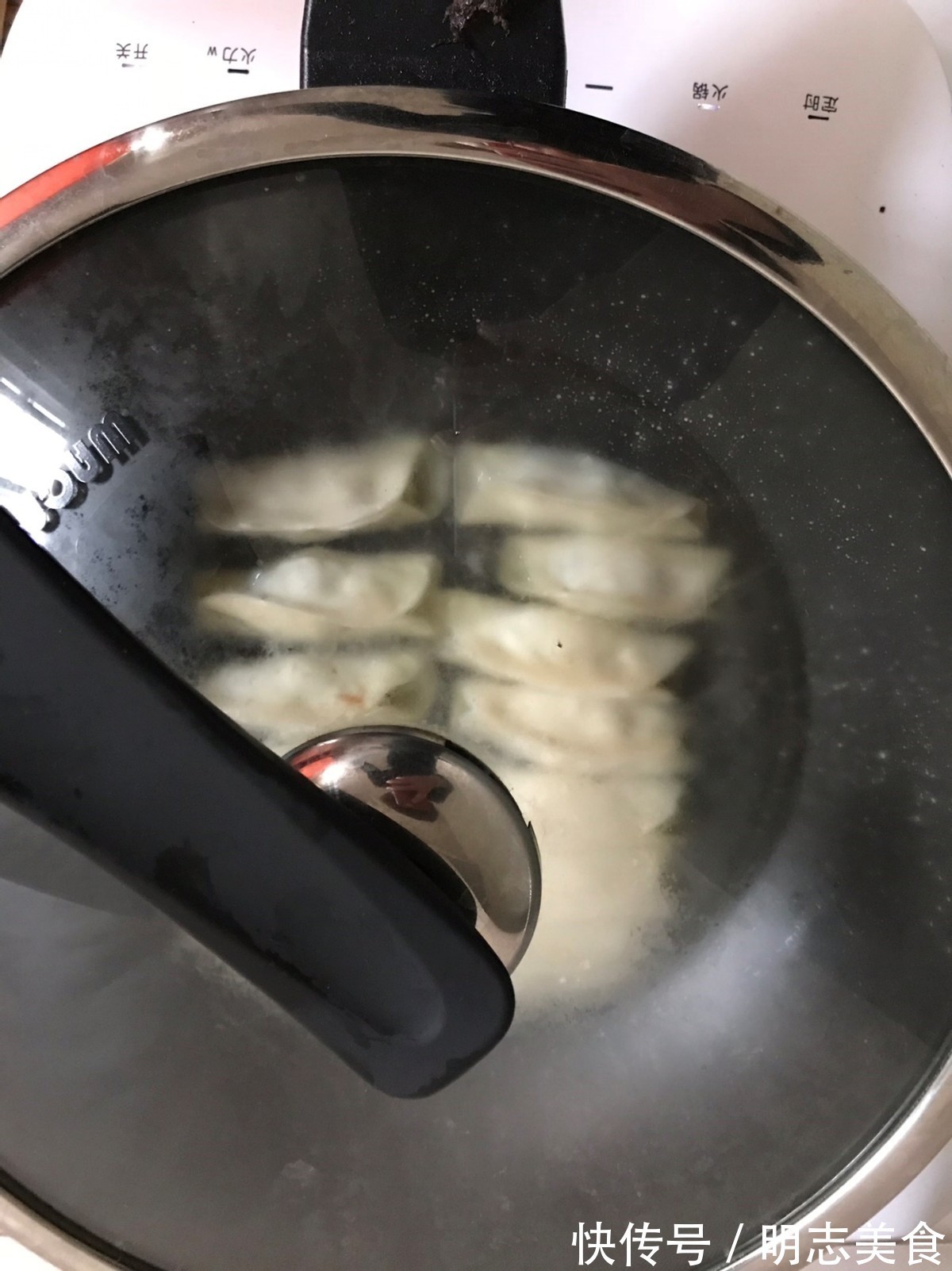 面皮|一咬嘎嘣脆的芹菜肉锅贴，个个酥脆鲜香，真解馋