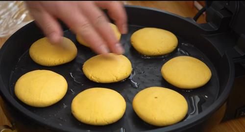  南瓜|冬天多吃南瓜糯米粉，不加一滴水，软糯香甜还流心，比油炸还好吃