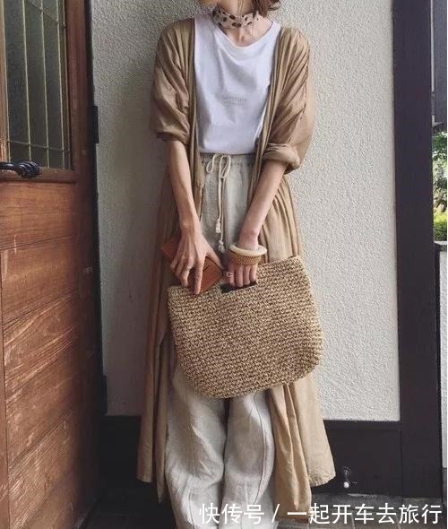 t恤 看了这位36岁日本妈妈的穿搭,网友这才是真正精致的“搭配”!