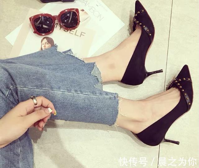 尖头细跟鞋 尖头细跟鞋的步调灵动,发出独特的韵律就是美丽的乐章