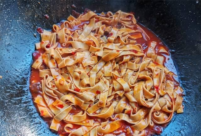 干豆腐新做法，看着就好吃，上班族快手菜，做法简单又下饭