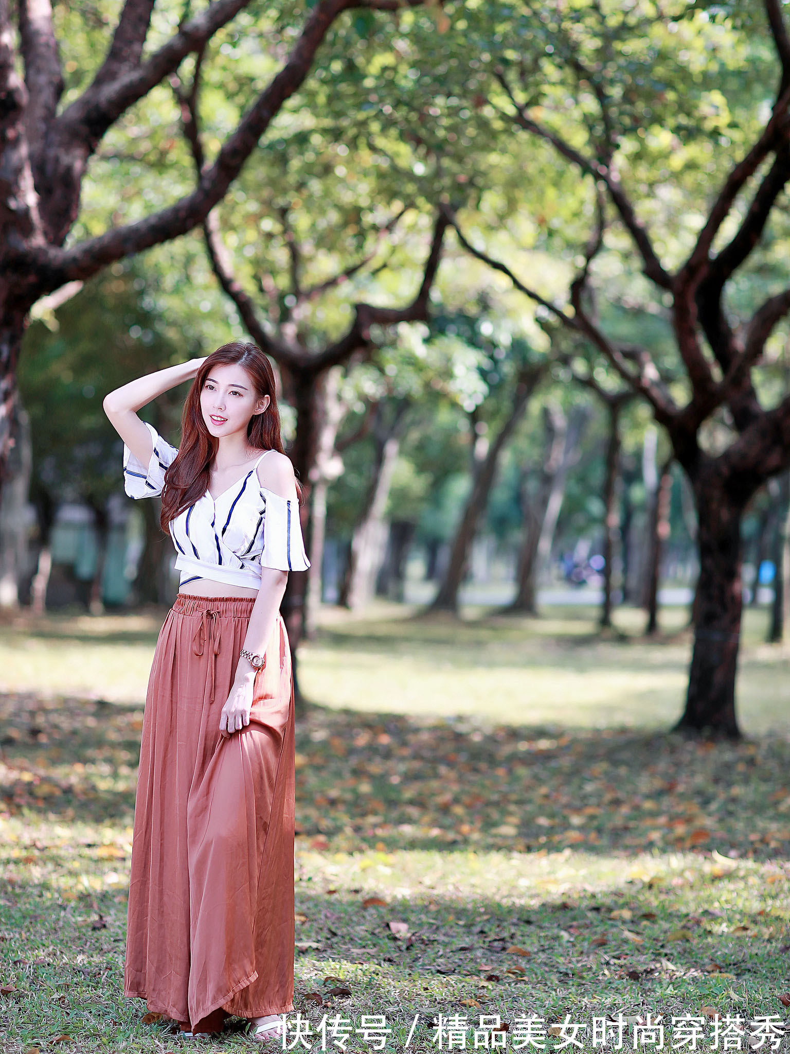 凉鞋|你的阔腿裤准备好了吗?这款穿搭很是休闲,搭配白色凉鞋清爽舒适