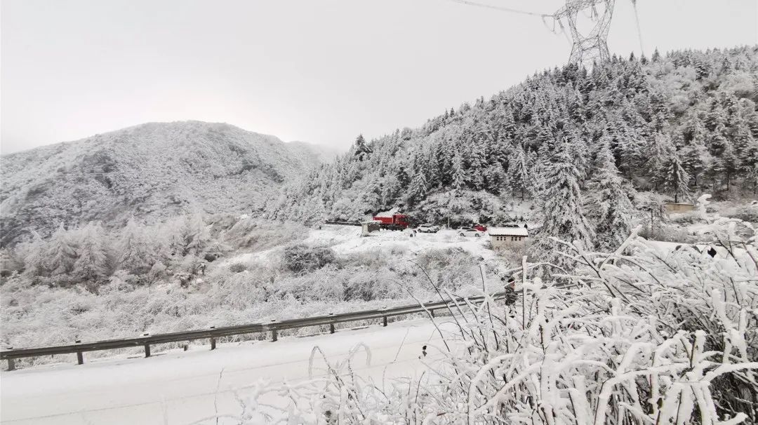 泥巴山解锁“雪景模式”！游客直呼过瘾！