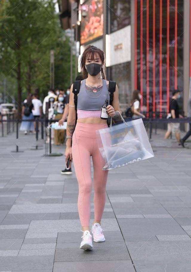 身材 高挑身材的打底裤美女,看上去年轻有活力,优雅浪漫