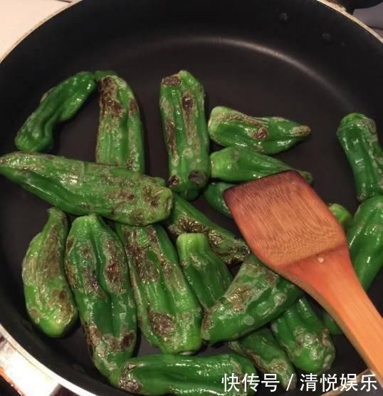 做虎皮青椒,别只会傻“煸炒”多加这一步,美味提升“1倍”