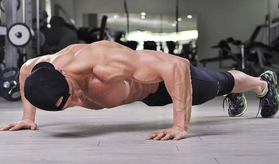 增肌|做俯卧撑练胸与用杠铃卧推练胸相比，这3点告诉你肌肉差距有多大