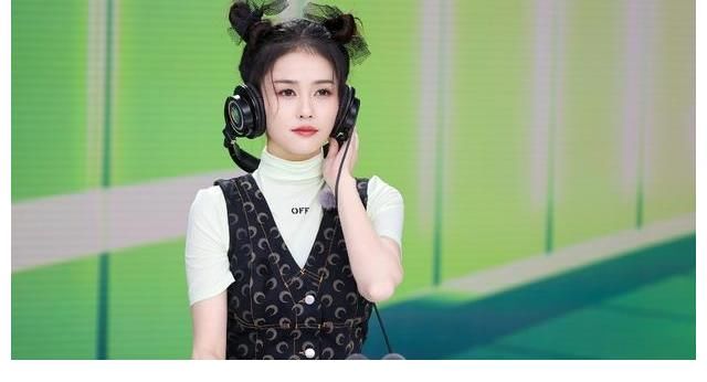 导演组也太会了！白鹿《嗨放派》送石榴，一下子把人拉回周生如故