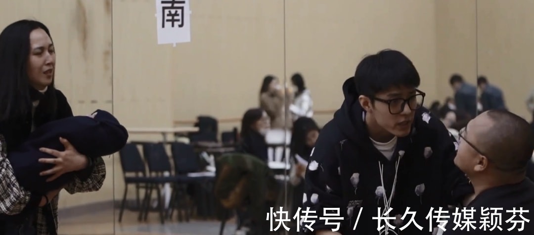 肖战|肖战话剧纪录片曝光，无实物表演吃东西被辣到，素颜出镜无包袱