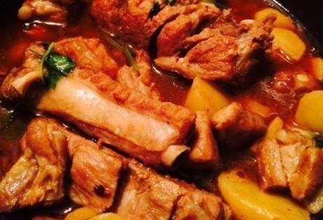 炖排骨时，别直接焯水，多加1个步骤，排骨肉嫩且多汁，不柴不腥