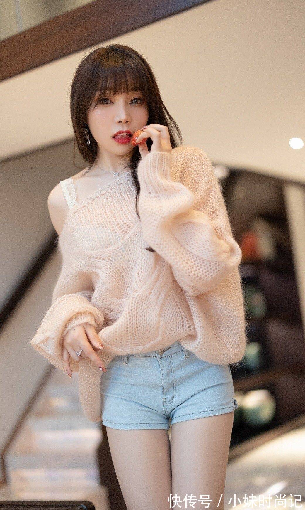 牛仔短裤 毛衣搭牛仔短裤,春节过年回家可以试试