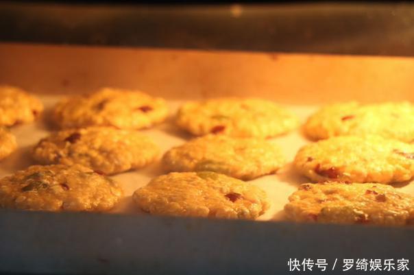香脆|燕麦别总泡牛奶吃,加把面粉一起烤,香脆扛饿吃不胖