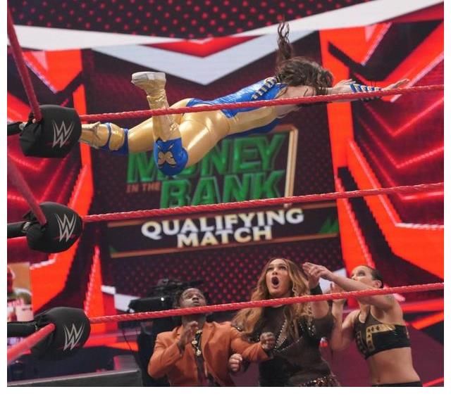 超級(jí)明星|女超人搭檔小魔女！WWE現(xiàn)在的科幻劇情連漫威也拍不出來