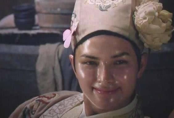 原本是剧组打杂的,星爷无意中看到他让他临时客串,成为了该片经典角色之一