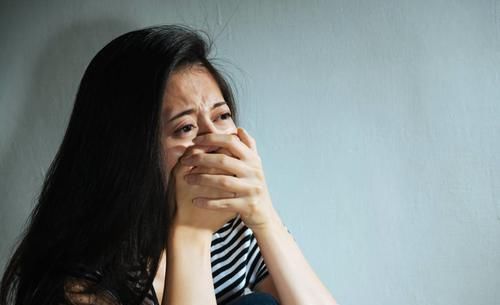 产后抑郁|还记得5年前被妈妈戳花脸的男婴吗如今长这模样，母子恩爱十足