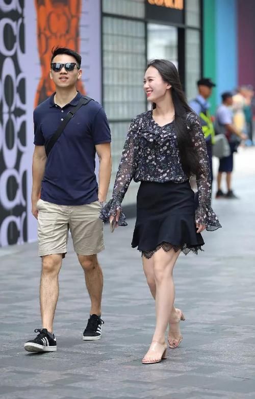 女神脚上一双银色的尖头高跟鞋，让她走出了迷人的姿态，更显浪漫