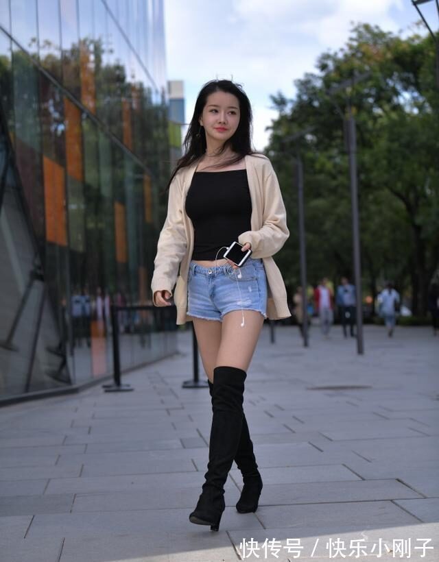 上身 打底裤的穿搭示范,日常着装的风格显得个性又有型,比例也好