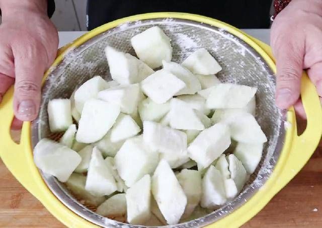 土豆和茄子别炖着吃了,教你新做法,比红烧肉还香,看着就流口水