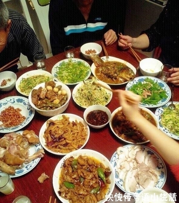 除夕年夜饭,每家每户都不一样,看到这10桌年夜饭,您符合那个?